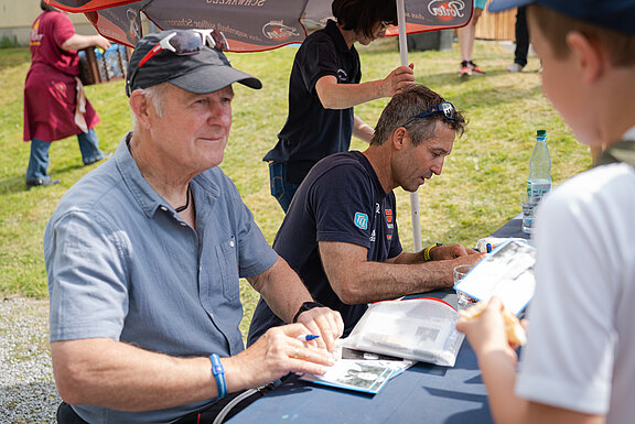 BHA06793_Autogrammstunde_mit_Ulrich_Wehling_und_Peter_Schlickenrieder.jpg 