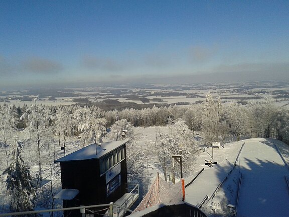 Blick_über_den_Auslauf_in_die_winterliche_Oberlausitz.JPG 